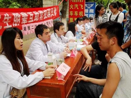 校园义诊,健康你我——研究生朋辈互助营开展校园义诊