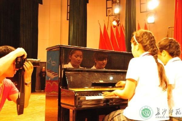 ��ɳʦ��ѧУ���ذ�ٰ��׶���ʦ���ܻ㱨�ݳ�����ͼ��