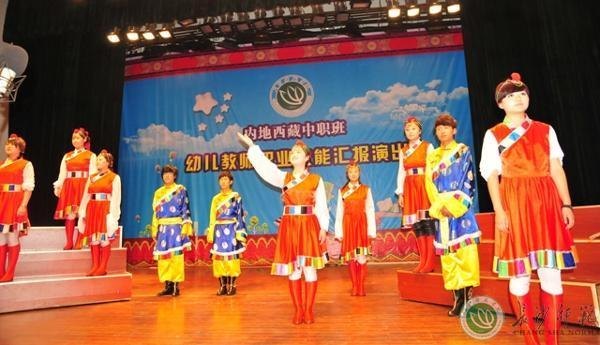 ��ɳʦ��ѧУ���ذ�ٰ��׶���ʦ���ܻ㱨�ݳ�����ͼ��