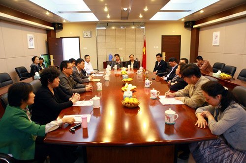 景德镇市总工会副主席艾克发一行来校调研