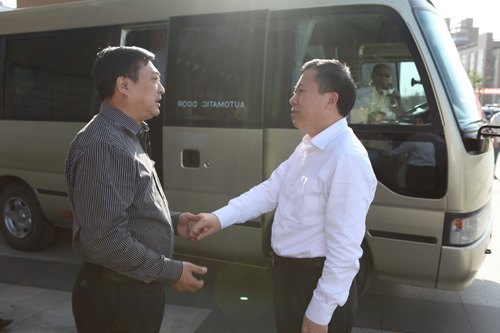 景德镇市委书记邓保生一行来景德镇陶瓷学院视察指导工作