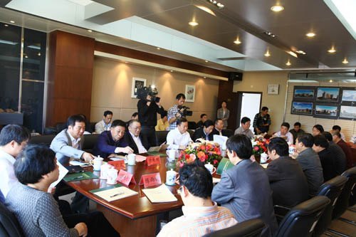 景德镇市委书记邓保生一行来景德镇陶瓷学院视察指导工作