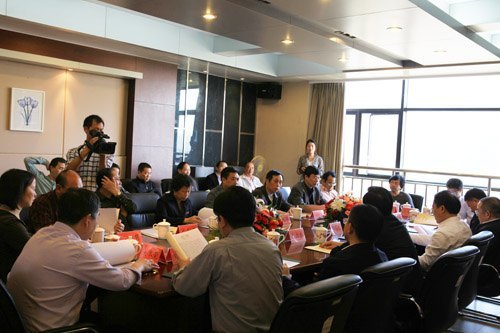 景德镇市委书记邓保生一行来景德镇陶瓷学院视察指导工作