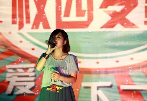 第七届校园麦霸决赛雨中进行