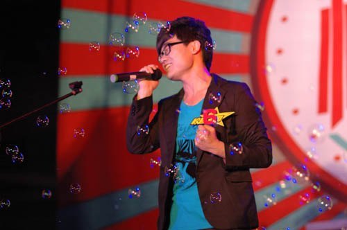 第七届校园麦霸决赛雨中进行