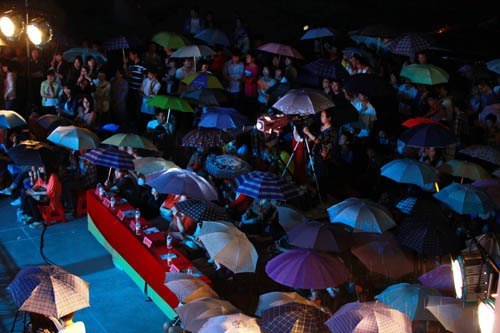 第七届校园麦霸决赛雨中进行