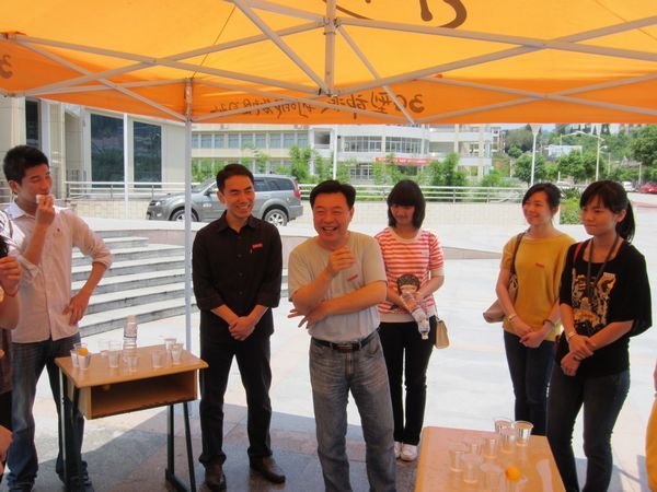 校领导与留校师生欢度五一佳节