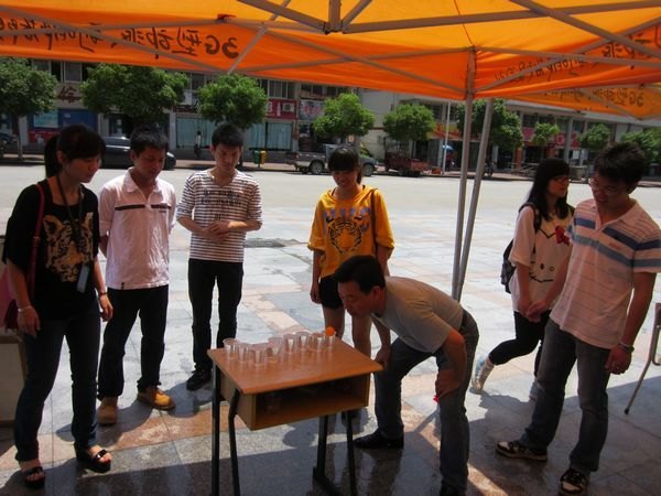 校领导与留校师生欢度五一佳节