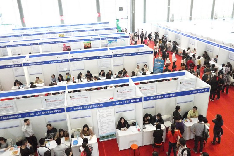 第四届“梦想进校园,精彩绘人生”校园招聘会在校进行(图)