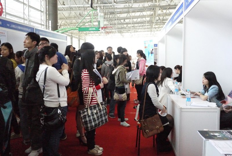 第四届“梦想进校园,精彩绘人生”校园招聘会在校进行(图)