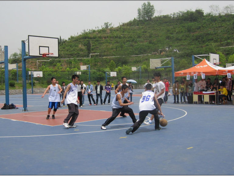 三人鼎力 努力追“球”