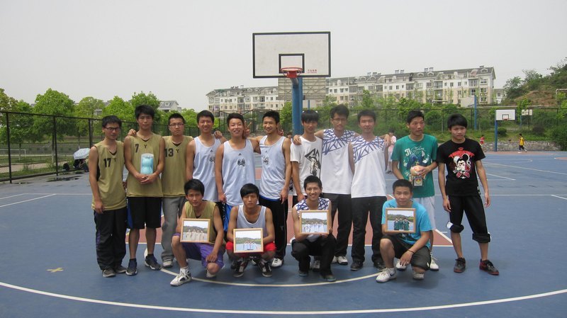 三人鼎力 努力追“球”