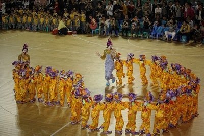 庆校庆:校本部幼儿园举办“让快乐飞扬”集体舞比赛