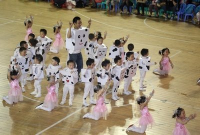 庆校庆:校本部幼儿园举办“让快乐飞扬”集体舞比赛