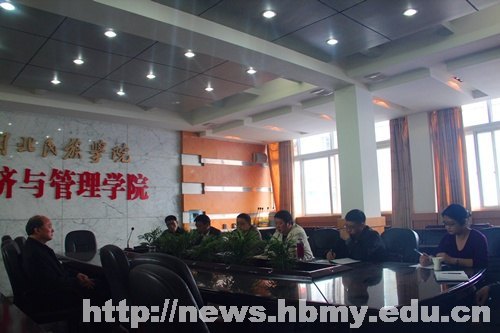 胡茂成调研武陵山减贫研究院建设情况