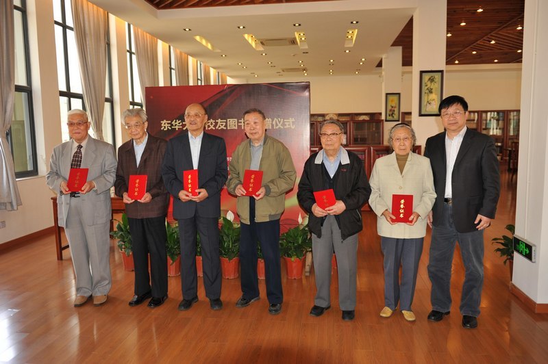 图书馆举行校友图书捐赠仪式(图)