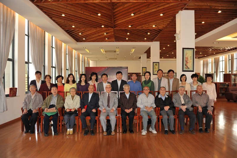 图书馆举行校友图书捐赠仪式(图)