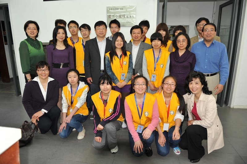 图书馆举行校友图书捐赠仪式(图)