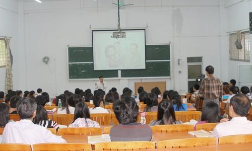 李韶春副书记到思政部听课评课