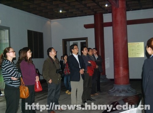 参观民族民俗陈列 瞻仰革命先烈遗物----机关党委一支部组织党员参观恩施州博物馆