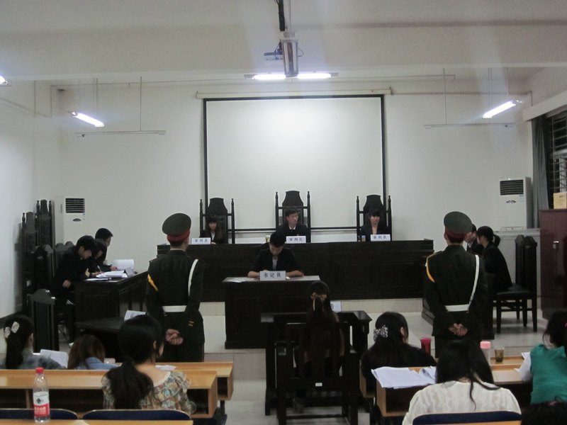 模拟法庭进校园 知法守法我先行