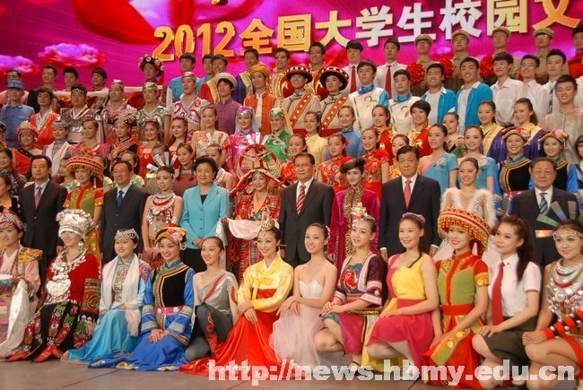 五月鲜花再绽放 幸福歌儿唱给党