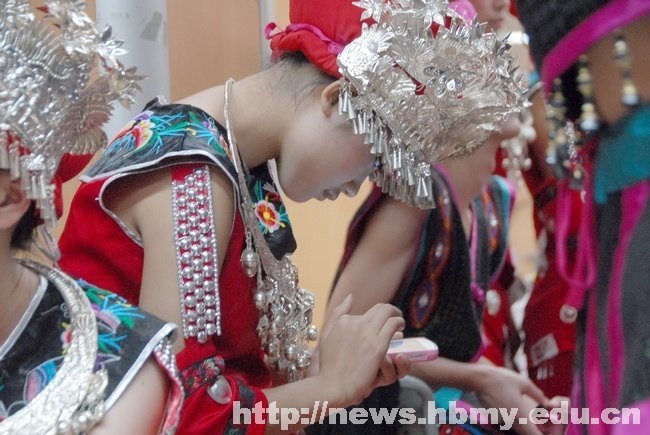 五月鲜花再绽放 幸福歌儿唱给党