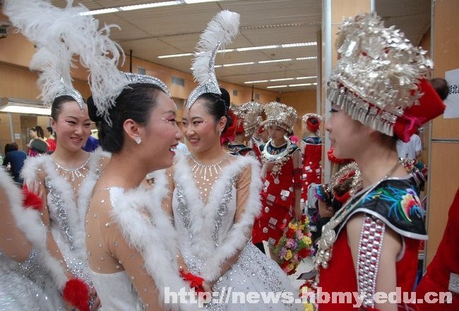 五月鲜花再绽放 幸福歌儿唱给党