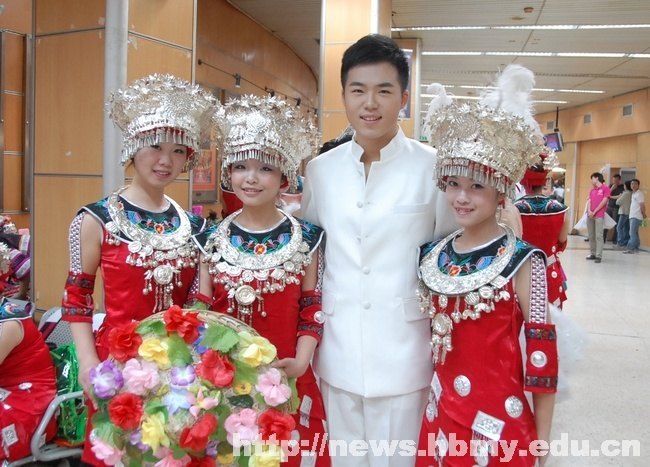 五月鲜花再绽放 幸福歌儿唱给党