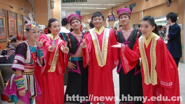 五月鲜花再绽放 幸福歌儿唱给党