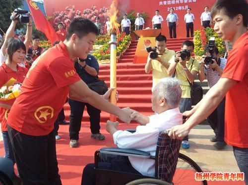 梧州学院学生代表参加梧州市纪念中国共青团成立90周年暨梧州—肇庆青年创业成果展