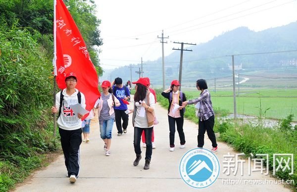 湖南科技大学商学院联合市医院下乡义诊 家访资助儿童