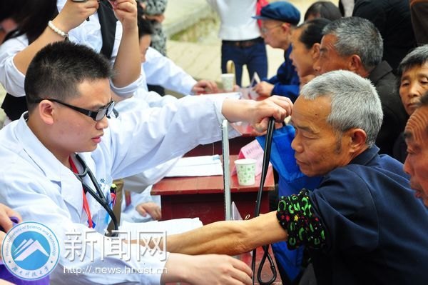 湖南科技大学商学院联合市医院下乡义诊 家访资助儿童