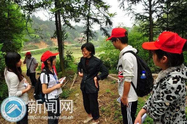 湖南科技大学商学院联合市医院下乡义诊 家访资助儿童