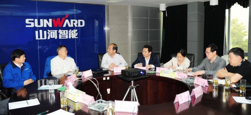 У��ί�����Ӧ���ʶӸ����Ͽ�չУ�����Ǣ̸