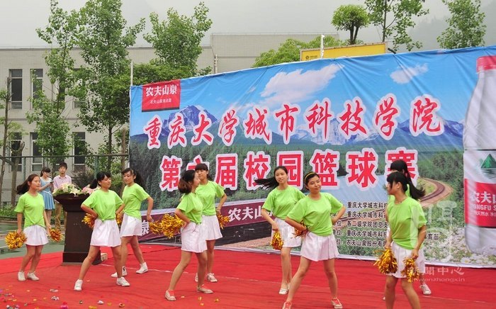 �ͷ��ഺ   ��������ѧԺ������У԰������¡�ؿ�Ļʽ