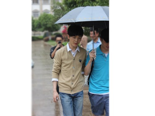 话剧《男闺蜜》媒体见面会在云南师范大学商学院举行 沈凌等主创“空降”商院