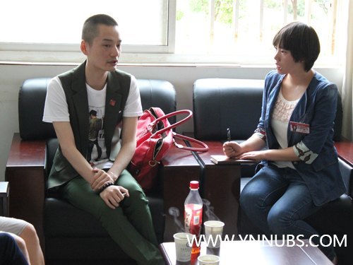 话剧《男闺蜜》媒体见面会在云南师范大学商学院举行 沈凌等主创“空降”商院