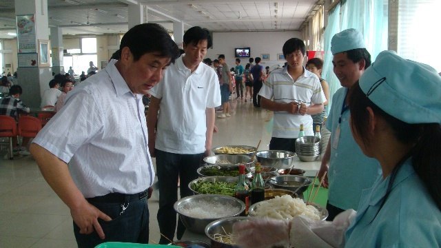 皖西学院党委副书记包诗忠检查指导学生食堂工作