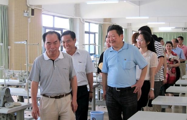 ��ɽ��ѧ�豸��ʵ���ҹ������������²���һ��5�˵���ɽ��ѧ�»�ѧԺ��ݸУ������ָ��