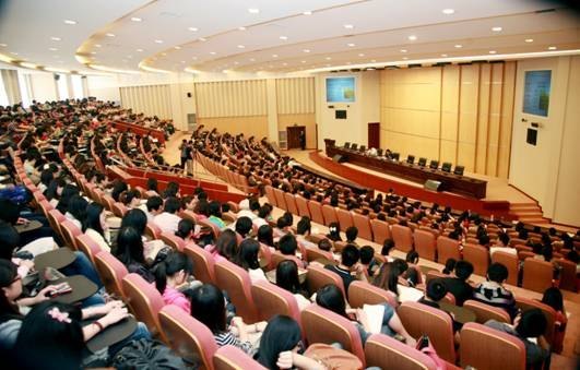 校党委副书记于健为辽宁大学师生做“高等教育今昔”专题报告