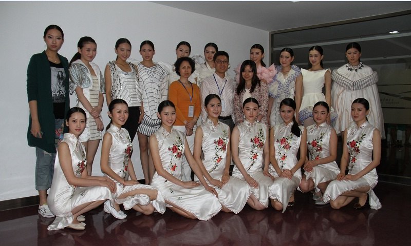 ����ʱ�о��������Ϻ��Ļ��㳡����������ѧӦ�����ݡ������ഺ2012�Ϻ������Ļ�����ʢ�䡱��ͼ��