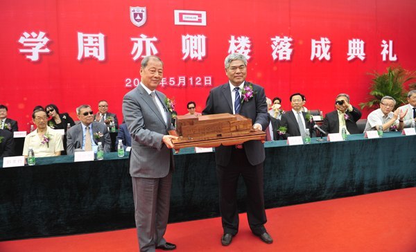 �Ͼ���ѧ������¥��ɵ����ڽ���ѧԺ����