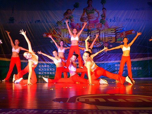 大学生中专生同台竞技 健美操啦啦操一齐精彩