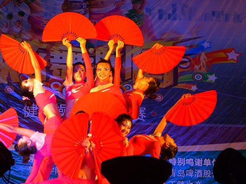 大学生中专生同台竞技 健美操啦啦操一齐精彩