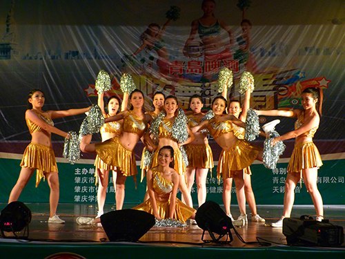 大学生中专生同台竞技 健美操啦啦操一齐精彩