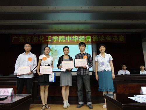 ѧУ�ڶ�����������ն����ƹ�֮�л������ж������