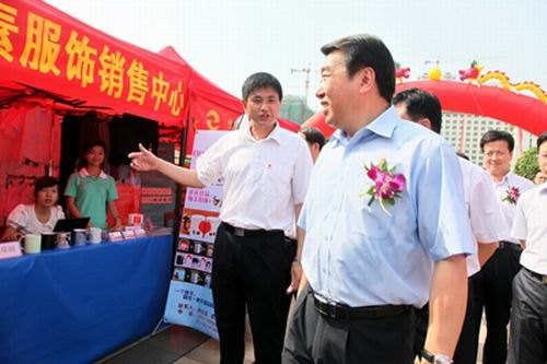 梧州学院大学生微型企业参加梧州—肇庆青年创业成果展