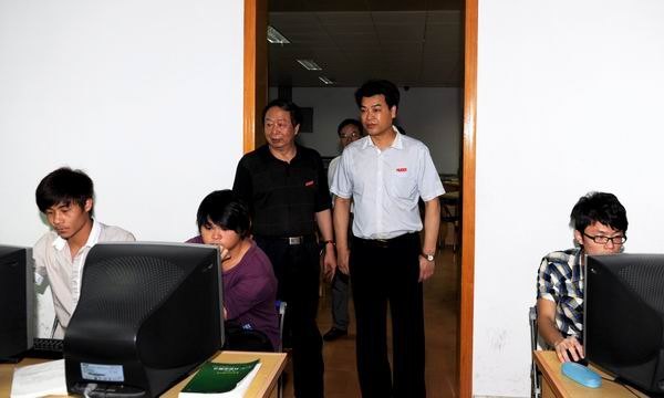 校领导察看学校重点实验室建设