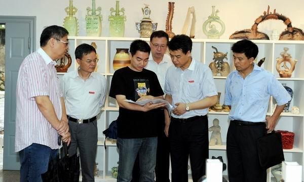 校领导察看学校重点实验室建设